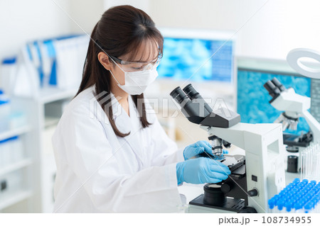 研究所で実験をする若い女性の研究者 研究所で実験をする若い女性の研究者 108734955