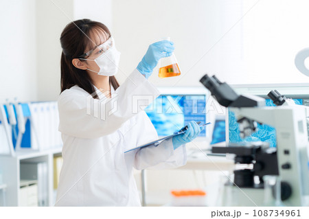 研究所で実験をする若い女性の研究者 研究所で実験をする若い女性の研究者 108734961