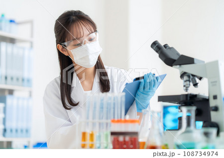 研究所で実験をする若い女性の研究者 108734974