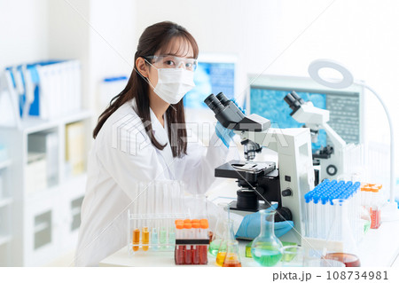 研究所で実験をする若い女性の研究者 108734981