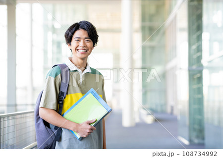 大学生の男の子 108734992