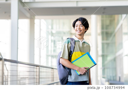 大学生の男の子 108734994