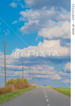 秋の美瑛の風景 秋の美瑛の風景 108735321