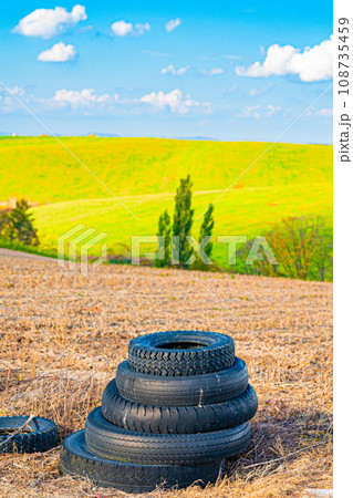 美瑛の秋の風景 108735459