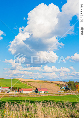 美瑛の秋の風景 108735494