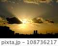 ビルの間から昇る朝日 108736217