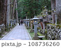 神社へ向かう参道 108736260