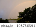 夕焼けと虹 108736391