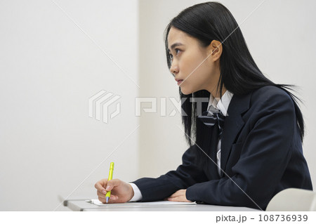 真剣に授業を受ける女子高校生の横顔　撮影協力：有明教育芸術短期大学 108736939