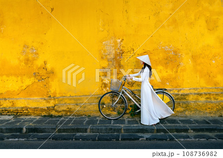 Asian woman wearing vietnam culture traditional at Hoi an, Vietnam. 108736982