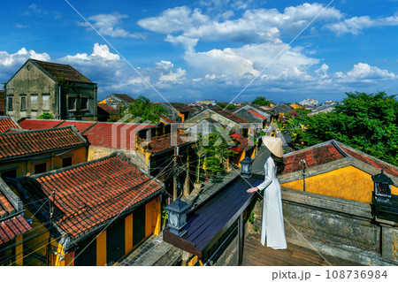 Tourist enjoying viewpoint on rooftop at Hoi an ancient town, Vietnam. 108736984