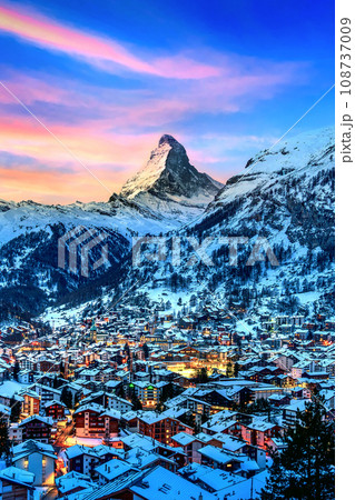 Matterhorn mountain and swiss alps at sunrise in Zermatt, Switzerland. 108737009