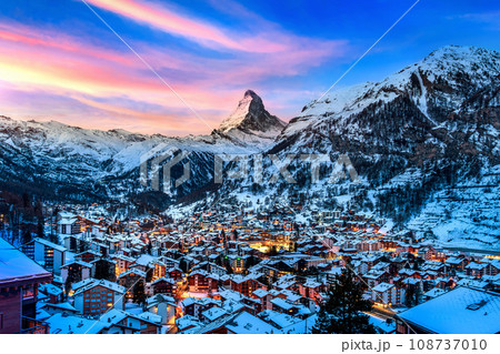 Matterhorn mountain and swiss alps at sunrise in Zermatt, Switzerland. 108737010