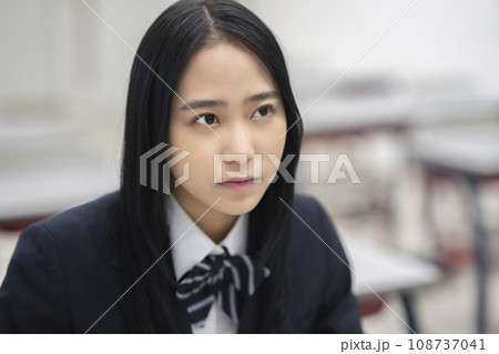 真剣な表情の女子高校生 撮影協力:有明教育芸術短期大学 真剣な表情の女子高校生 撮影協力:有明教育芸術短期大学 108737041