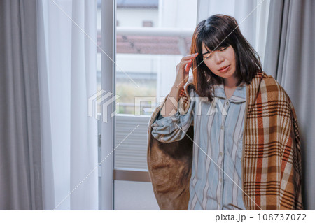 頭を抱える女性 108737072