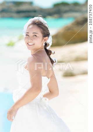 ウェディンングドレスの花嫁　前撮り 108737450