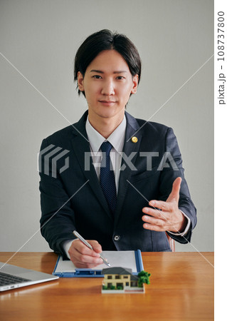 実家の空き家問題について相談を受ける男性弁護士 実家の空き家問題について相談を受ける男性弁護士 108737800