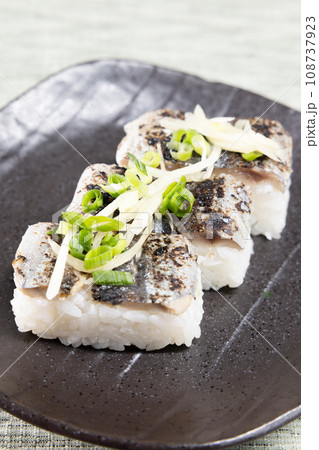 美味しい炙り秋刀魚の押し寿司 美味しい炙り秋刀魚の押し寿司 108737923