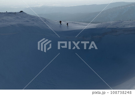 雪山を登る登山者 108738248