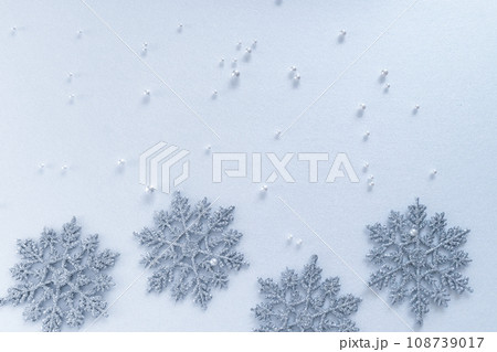 キラキラ輝く雪の結晶のオーナメントの背景 108739017
