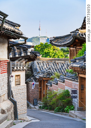 ソウル 北村韓屋村とNソウルタワー 夕景 ソウル 北村韓屋村とNソウルタワー 夕景 108739850