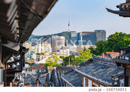 ソウル 北村韓屋村とNソウルタワー 夕景 ソウル 北村韓屋村とNソウルタワー 夕景 108739851