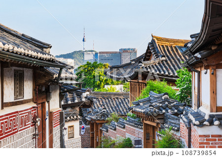 ソウル 北村韓屋村とNソウルタワー 夕景 ソウル 北村韓屋村とNソウルタワー 夕景 108739854