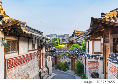 ソウル　北村韓屋村とNソウルタワー　夕景 108739855