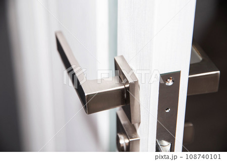 Broken doorknob in interior door. Poor quality fittings, close-up 108740101