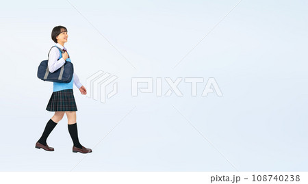 歩く制服を着た女子学生 切り抜き全身写真 歩く制服を着た女子学生 切り抜き全身写真 108740238