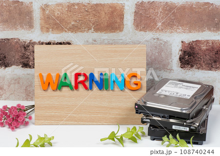 warningの文字とハードディスク 108740244