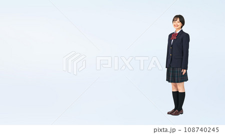 制服を着た女子学生　切り抜き全身写真 108740245
