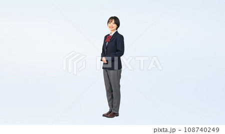 ジェンダーレス制服を着た女子学生 切り抜き全身写真 ジェンダーレス制服を着た女子学生 切り抜き全身写真 108740249