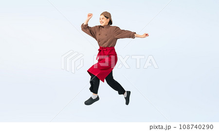 ジャンプする調理服を着た女性　調理師　飲食店店員　切り抜き全身写真 108740290