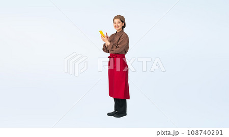 スマホを使う調理服を着た女性　調理師　飲食店店員　切り抜き全身写真 108740291