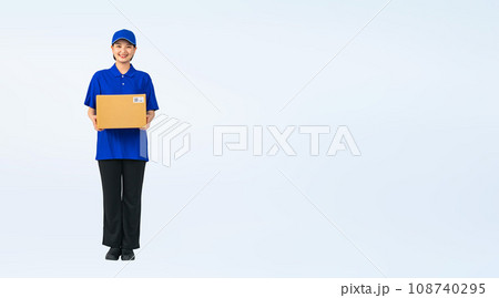 荷物を持つ作業服を着た女性　デリバリースタッフ　配達員　作業員　切り抜き全身写真 108740295