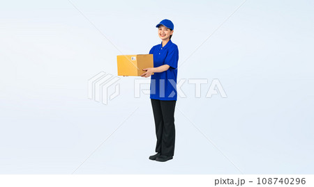 荷物を持つ作業服を着た女性 デリバリースタッフ 配達員 作業員 切り抜き全身写真 荷物を持つ作業服を着た女性 デリバリースタッフ 配達員 作業員 切り抜き全身写真 108740296