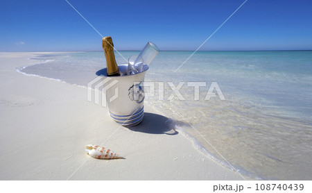 Luxury vacation - celebrate with Champagne - Maldives 108740439