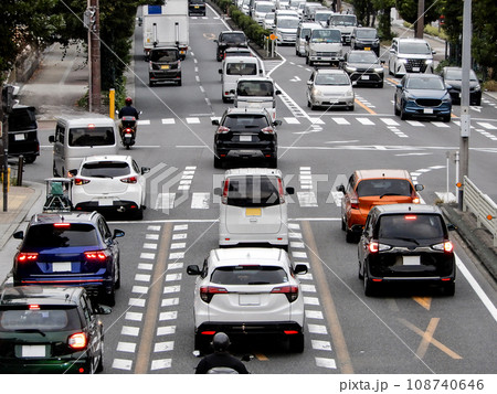 幹線道路で渋滞している自動車のイメージ 幹線道路で渋滞している自動車のイメージ 108740646