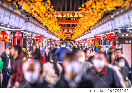 日本の東京都市景観 11月。外国人で賑う浅草寺。脱コロナのはずだが、再びマスク姿の日本人も＝13日 108741395
