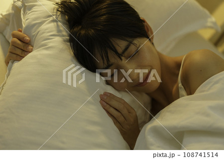枕を抱えて眠る若い女性 108741514