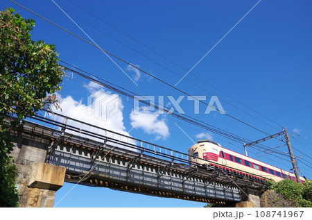 国鉄色のリバイバルカラーに塗装された381系電車の特急やくも号が鉄橋を渡る光景 国鉄色のリバイバルカラーに塗装された381系電車の特急やくも号が鉄橋を渡る光景 108741967