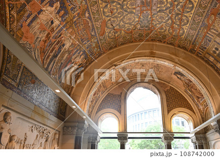 カイザー・ヴィルヘルム記念教会の天井モザイク／ベルリン，ドイツ 108742000