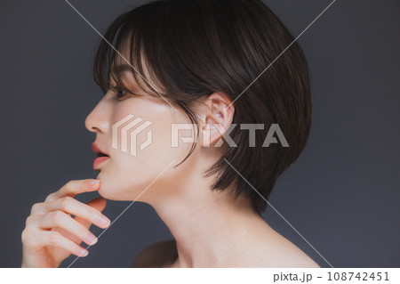 クールな女性のポートレート　 108742451