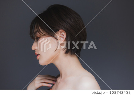 クールな女性のポートレート　 108742452