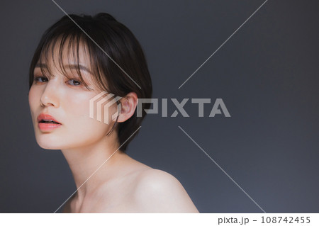 クールな女性のポートレート クールな女性のポートレート 108742455