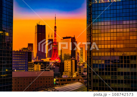 港区のビル群と東京タワー 港区のビル群と東京タワー 108742573