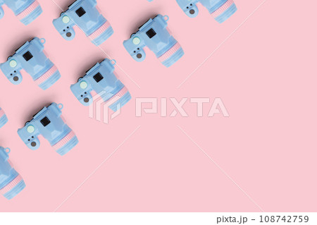 Pattern with SLR camera on pastel color background 108742759
