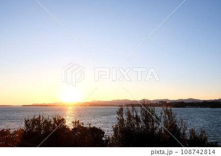 静岡県浜松市_浜名湖ハートロックからの夕日3_2023_2月 108742814
