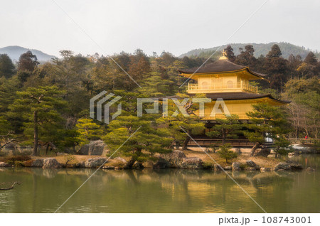 京都 金色に輝く金閣寺と伝統的な日本庭園 京都 金色に輝く金閣寺と伝統的な日本庭園 108743001